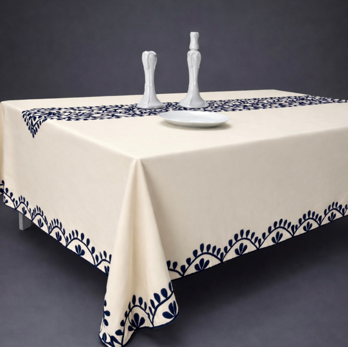 Mantel de algodón bordado
