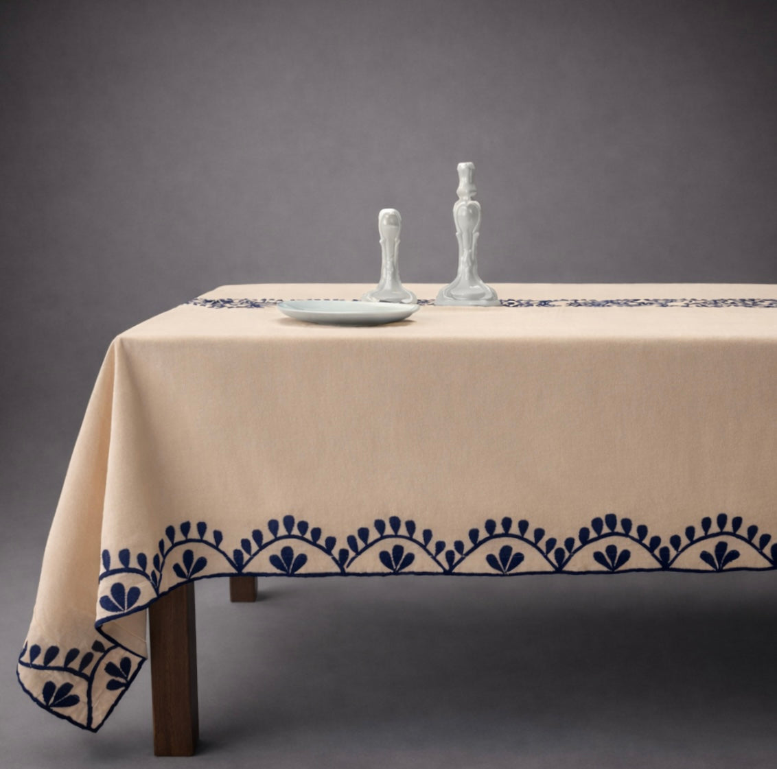 Mantel de algodón bordado